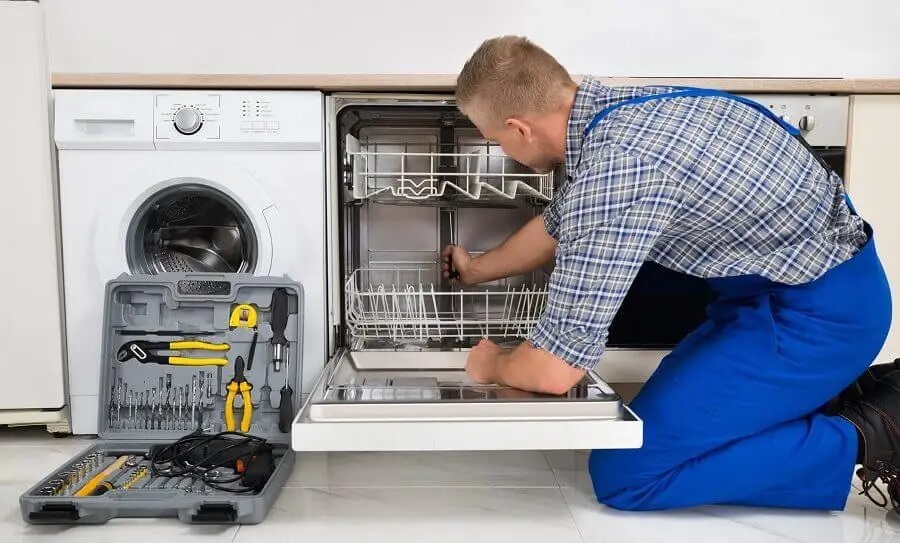 Ferizli Liebherr servisi teknisyen ekibi beyaz eşya tamiri yaparken